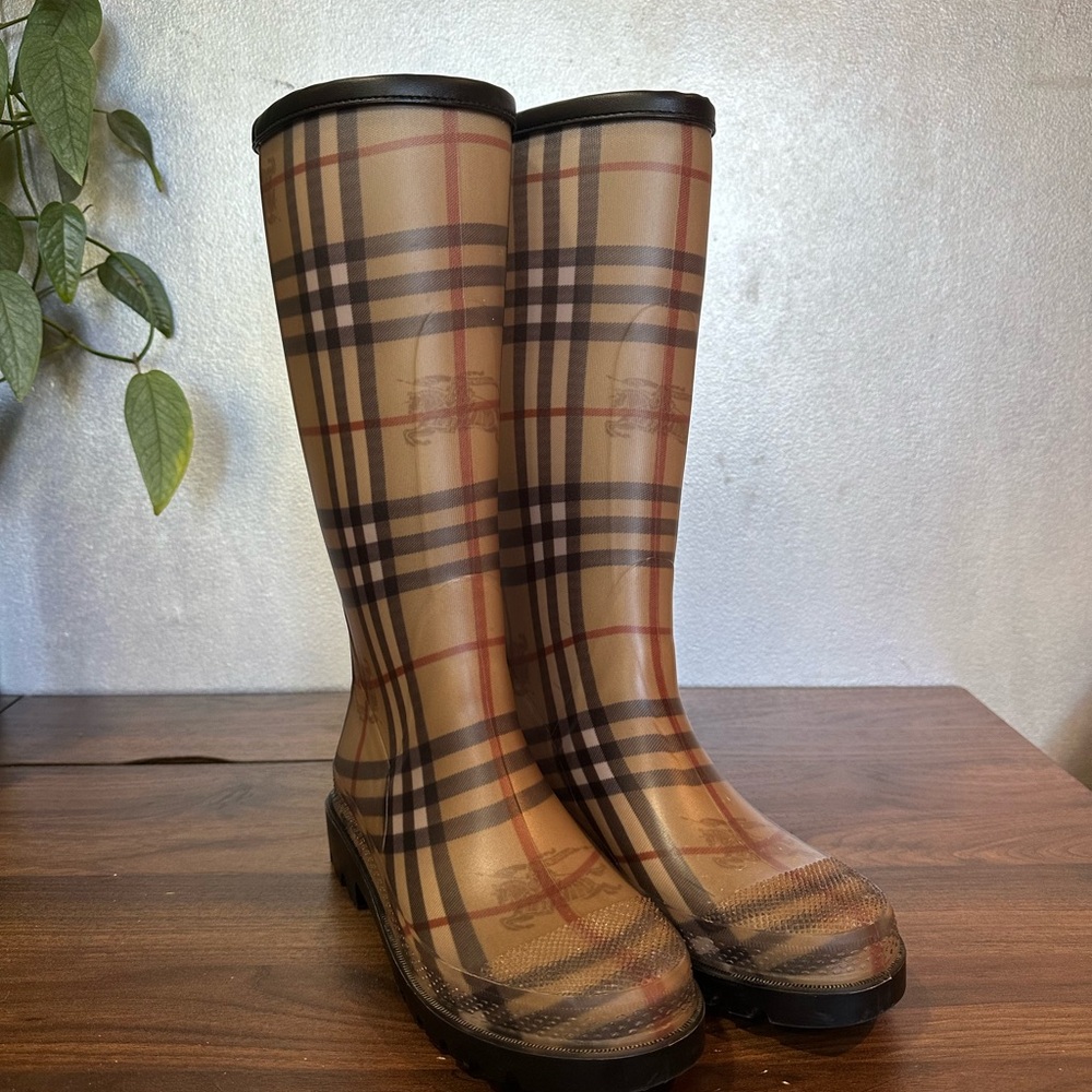 Authentic Burberry Rain boots Women’s size 5 (Euro 38)